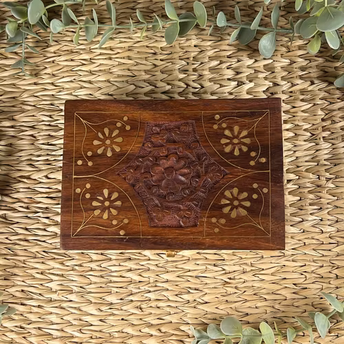 Träskrin (med mässingdetaljer) för eterisk olja, rökelsekoner, trumlade stenar mm. (Mellan)