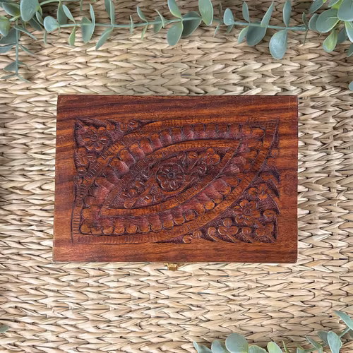 Träskrin (handsnidad) för eterisk olja, rökelsekoner, trumlade stenar mm. (Mellan)