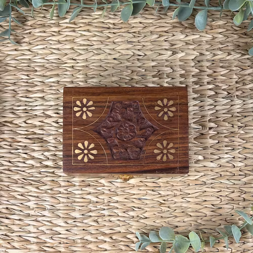 Träskrin (mässingdetaljer) för eterisk olja, rökelsekoner, trumlade stenar mm. (Liten)