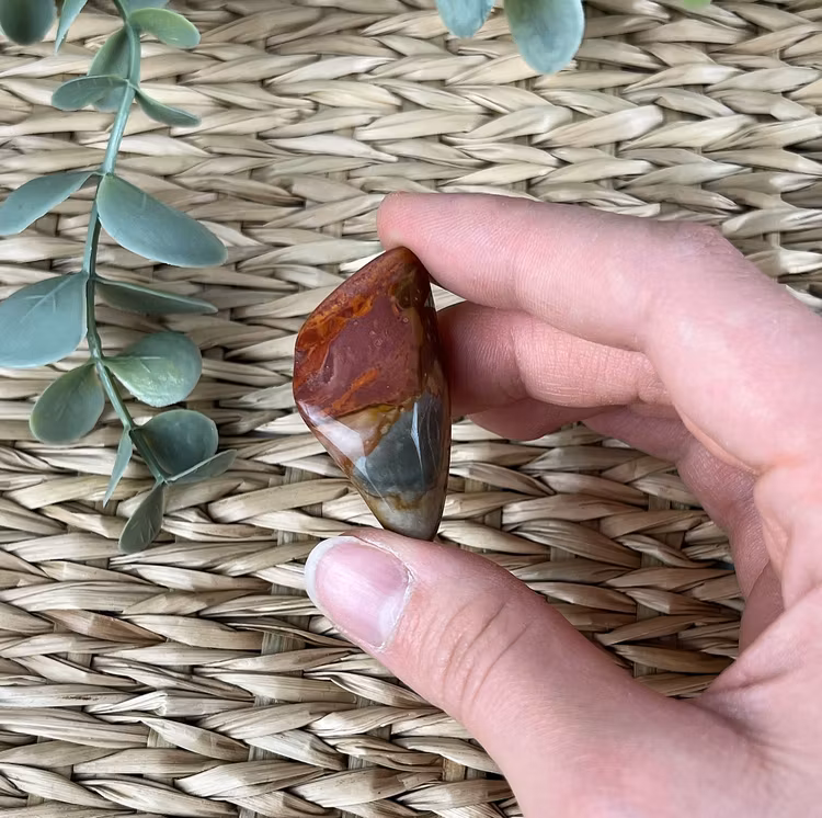 Polykromjaspis trumlad (större)