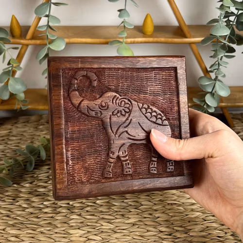 Ask/låda/skrin i sheeshamträ med elefant på