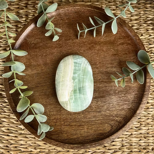 Pistagekalcit A meditationssten (handsten)