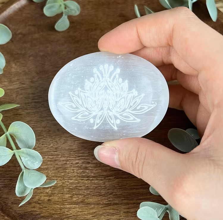 Selenit meditationssten med graverad lotus