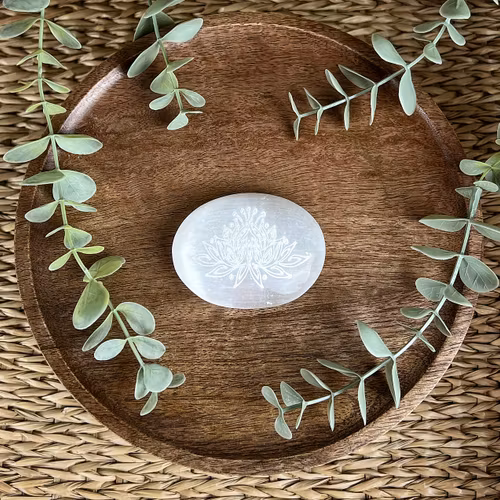 Selenit meditationssten med graverad lotus