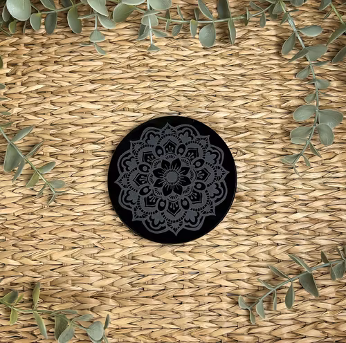 Svart obsidian ”spegel” med graverad mandala