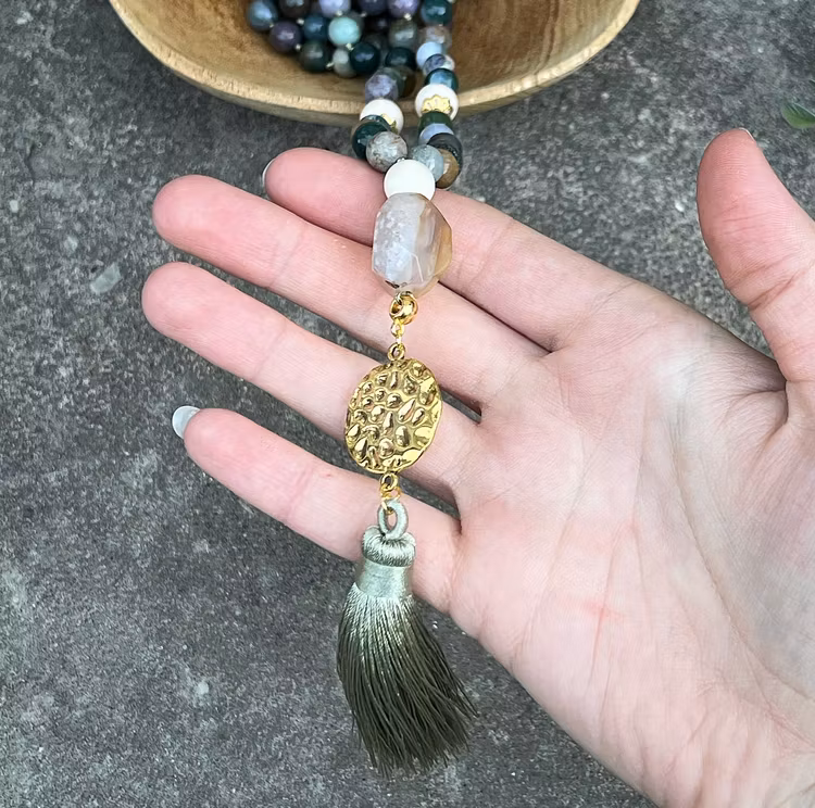 Mala halsband (handknutet) Indisk agat & Vit matt jaspis