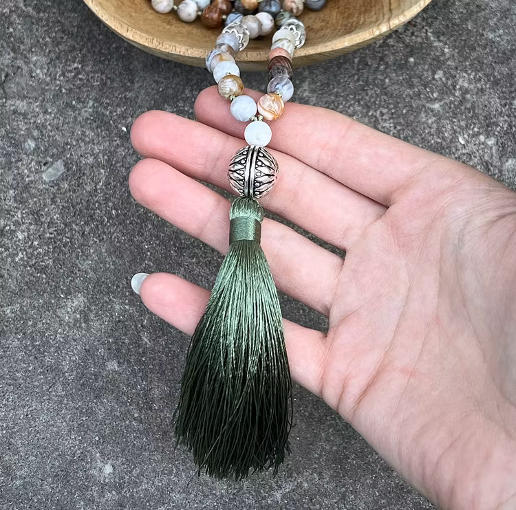 Mala halsband (handknutet) Agat & Bergkristall