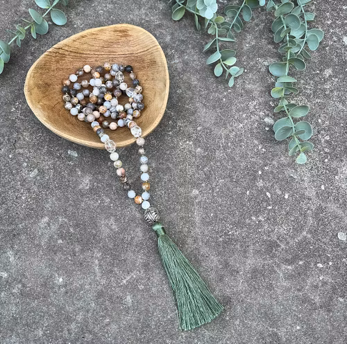 Mala halsband (handknutet) Agat & Bergkristall