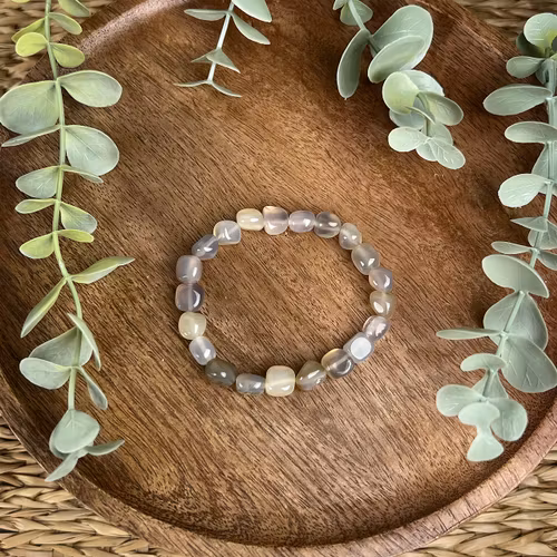 Stenarmband av grå kalcedon (nuggets) ca. 8 mm