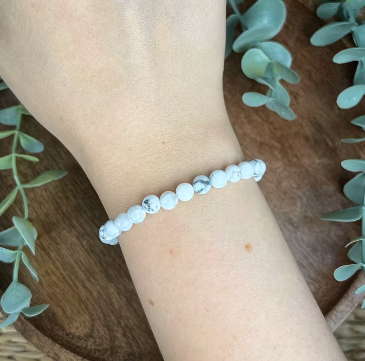 Stenarmband av howlit (6 mm)