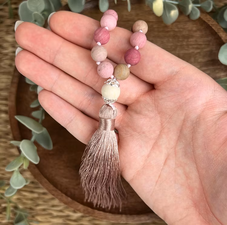Mala halsband (handknutet) Matt Rhodonit & Vit matt jaspis