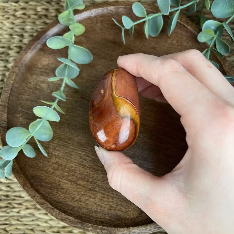 Polykromjaspis meditationssten (handsten) U