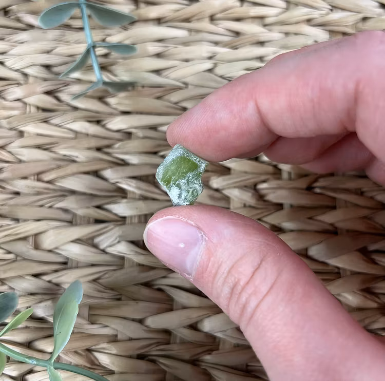 Peridot råa bitar (mindre)