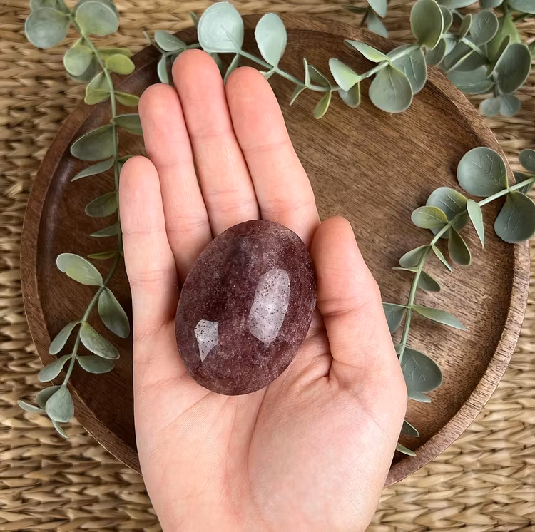 ”Jordgubbskvarts” (Röd Aventurin) meditationssten/handsten A