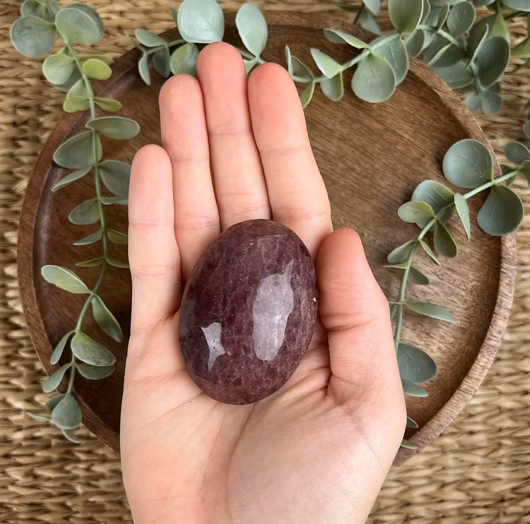 ”Jordgubbskvarts” (Röd Aventurin) meditationssten/handsten B