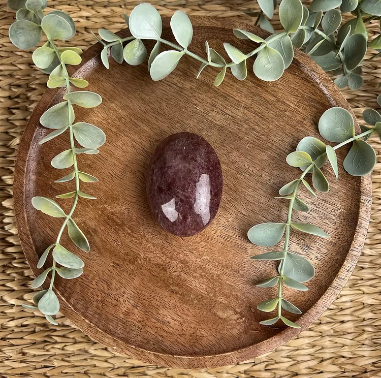 ”Jordgubbskvarts” (Röd Aventurin) meditationssten/handsten B