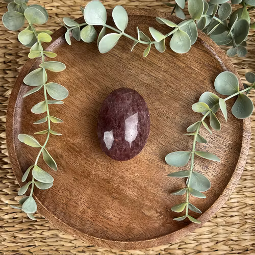 ”Jordgubbskvarts” (Röd Aventurin) meditationssten/handsten B