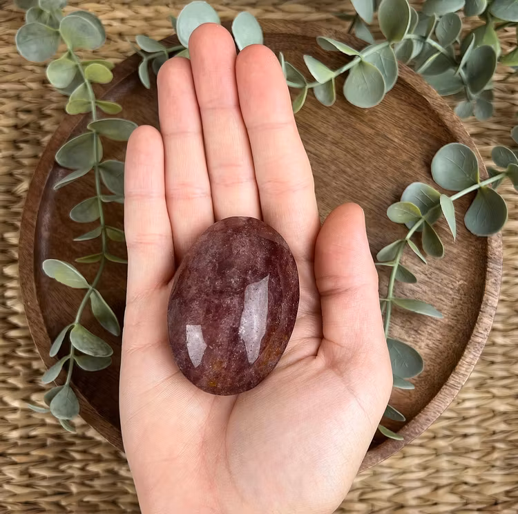 ”Jordgubbskvarts” (Röd Aventurin) meditationssten/handsten C