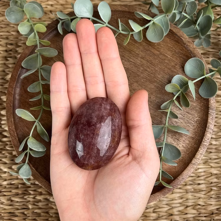 ”Jordgubbskvarts” (Röd Aventurin) meditationssten/handsten C
