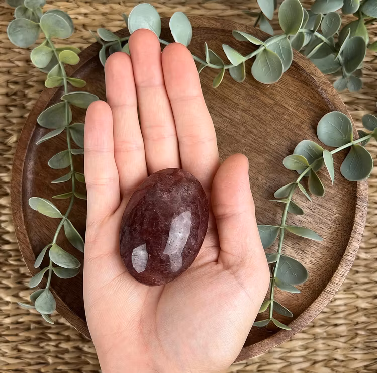 ”Jordgubbskvarts” (Röd Aventurin) meditationssten/handsten D