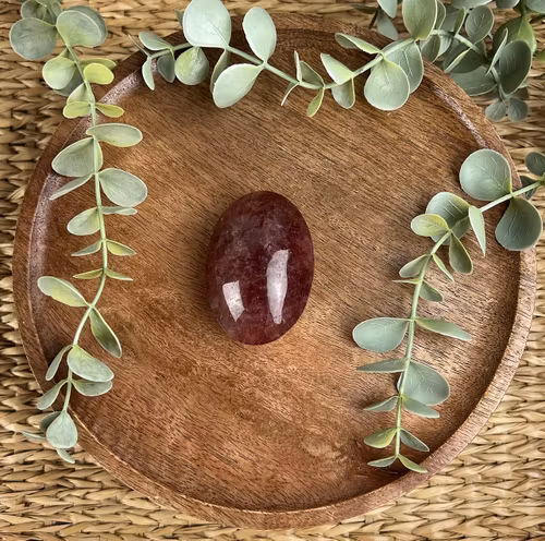 ”Jordgubbskvarts” (Röd Aventurin) meditationssten/handsten D