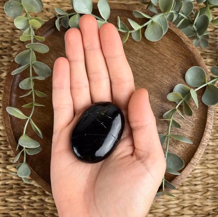 Svart Turmalin meditationssten (handsten) A