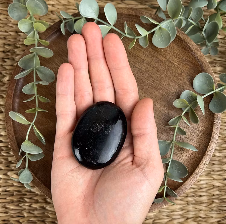 Svart Turmalin meditationssten (handsten) B