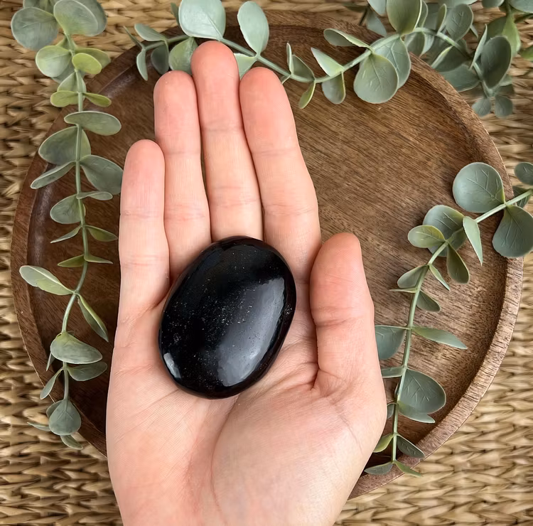 Svart Turmalin meditationssten (handsten) B