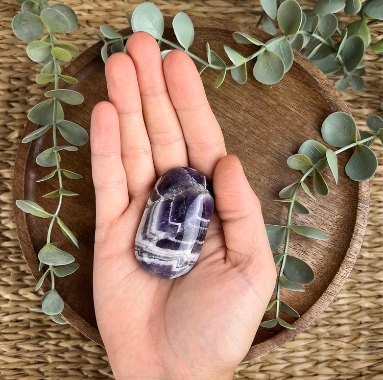 Bandad Ametist (chevron) meditationssten/handsten A