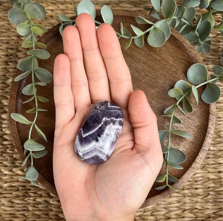Bandad Ametist (chevron) meditationssten/handsten A