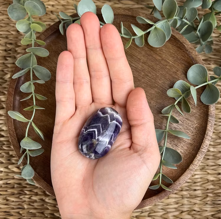 Bandad Ametist (chevron) meditationssten/handsten B