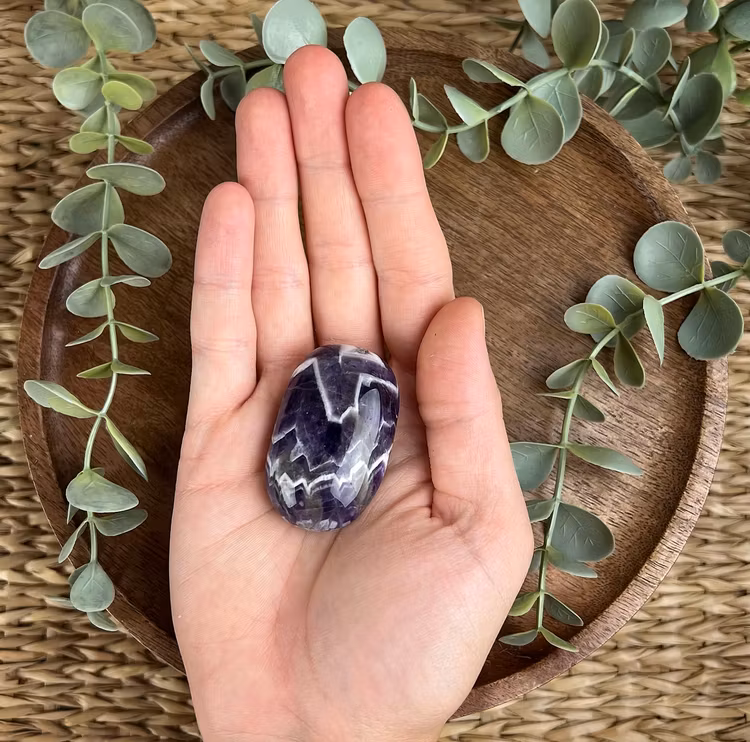 Bandad Ametist (chevron) meditationssten/handsten B