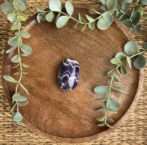 Bandad Ametist (chevron) meditationssten/handsten B