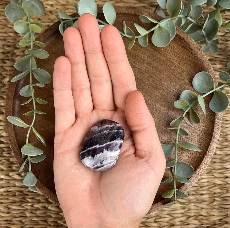 Bandad Ametist (chevron) meditationssten/handsten C