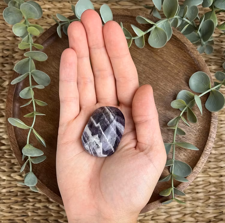 Bandad Ametist (chevron) meditationssten/handsten C