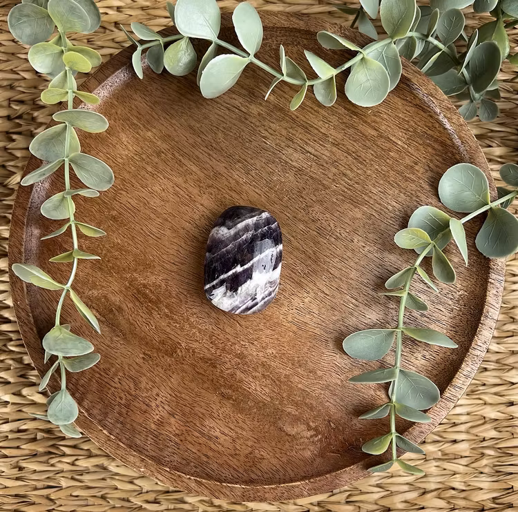 Bandad Ametist (chevron) meditationssten/handsten C