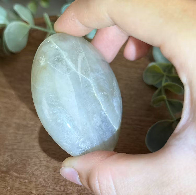 Garnierit (”Grön Månsten”) meditationssten/handsten A