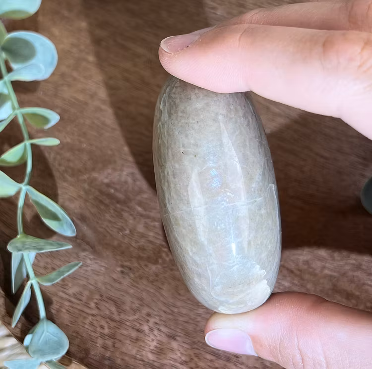 Garnierit (”Grön Månsten”) meditationssten/handsten B