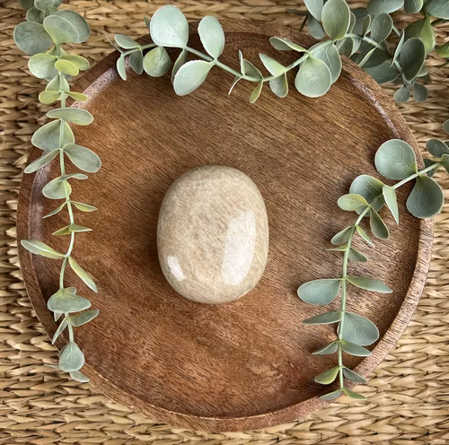 Garnierit (”Grön Månsten”) meditationssten/handsten B