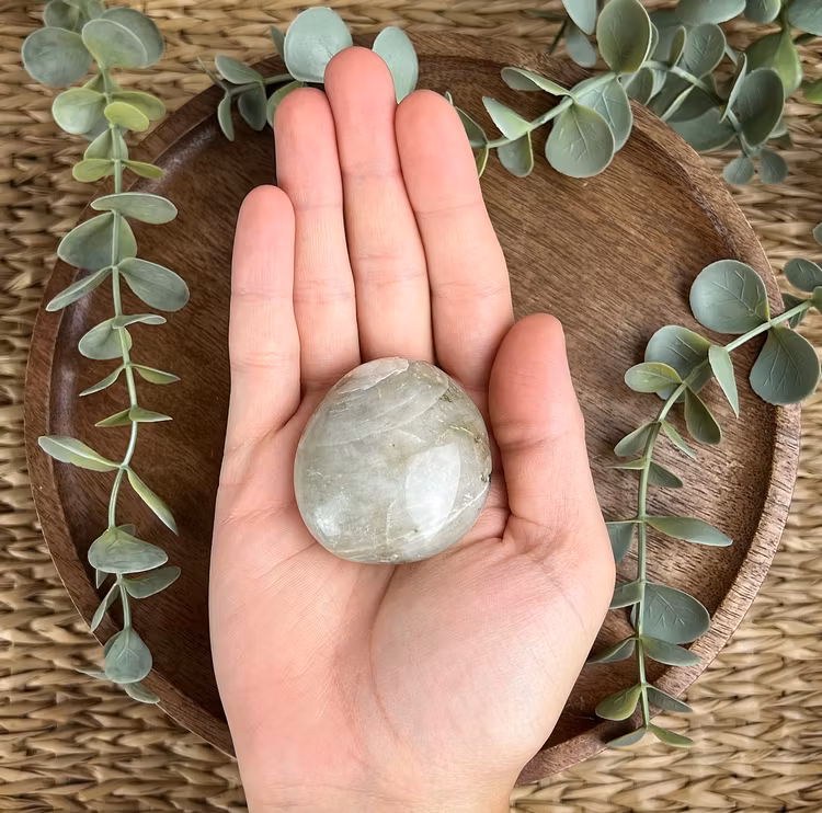 Garnierit (”Grön Månsten”) meditationssten/handsten C