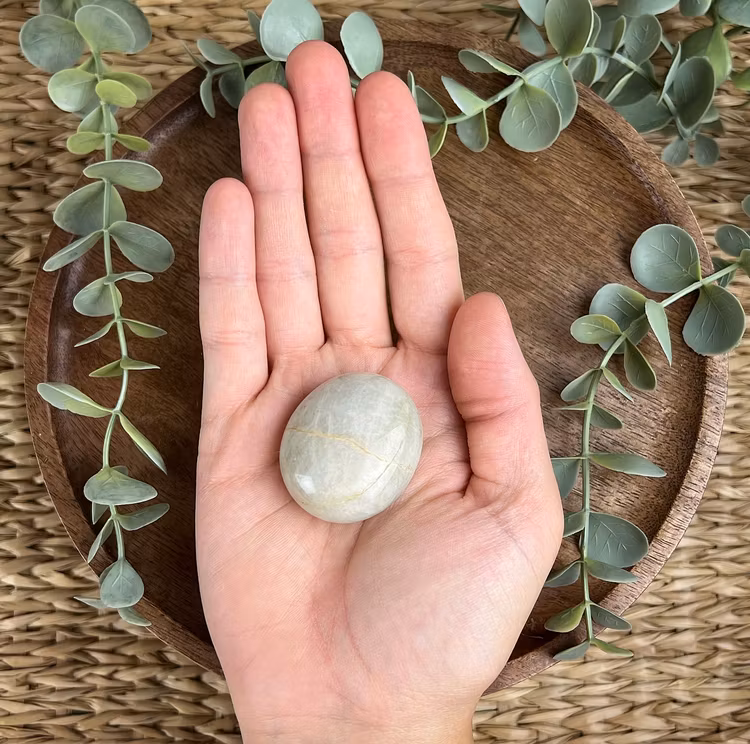 Garnierit (”Grön Månsten”) meditationssten/handsten D