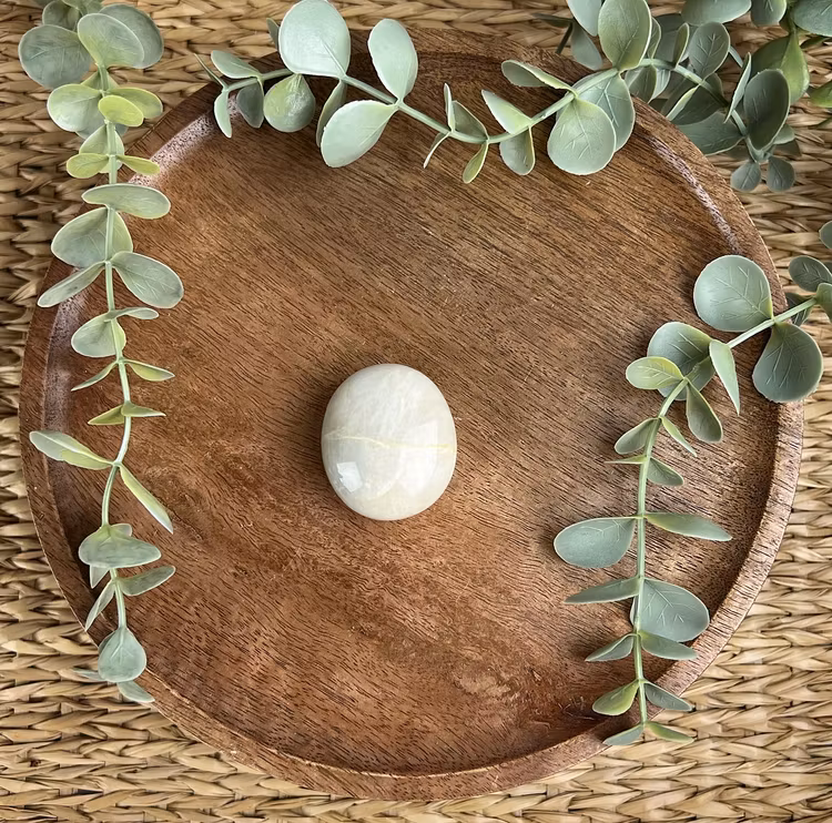 Garnierit (”Grön Månsten”) meditationssten/handsten D
