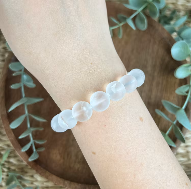 Stenarmband av frostad Bergkristall (12 mm)