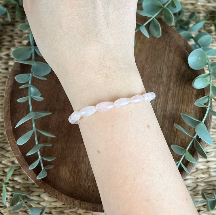 Stenarmband av Rosenkvarts (ovala pärlor)