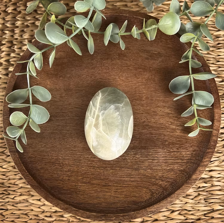 Garnierit (grön månsten) meditationssten/handsten A