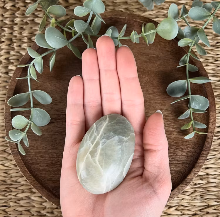 Garnierit (grön månsten) meditationssten/handsten A