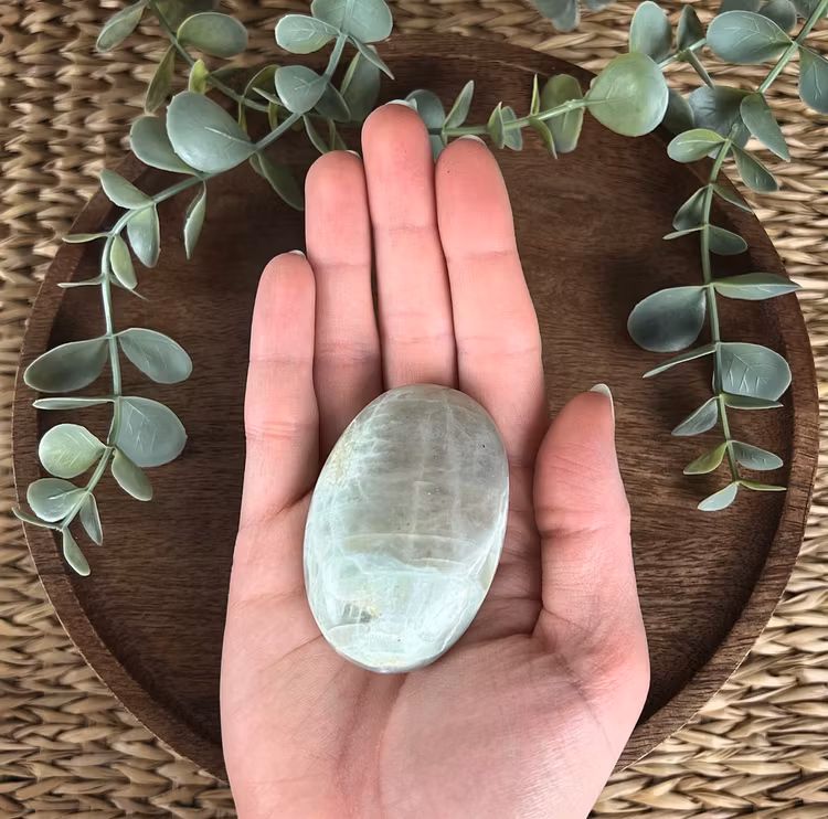 Garnierit (grön månsten) meditationssten/handsten B