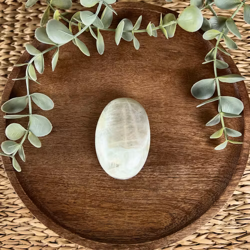 Garnierit (grön månsten) meditationssten/handsten B