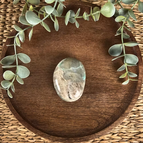 Garnierit (grön månsten) meditationssten/handsten D
