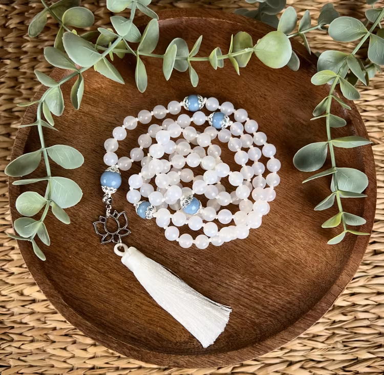 Mala halsband (handknutet) Vit kalcedon & Angelit